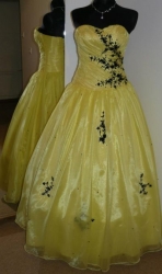 z žluté plesové šaty s černou krajkou kolekce Yvettey