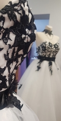 krajkové černobílé svatební či plesové šaty 