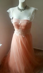 Meruňkové pastelové plesové či svatební šaty  se spadlými ramínky 