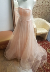 Meruňkové pastelové plesové či svatební šaty  se spadlými ramínky 
