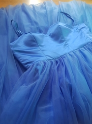  modré hladké tylové plesové šaty na ramínka